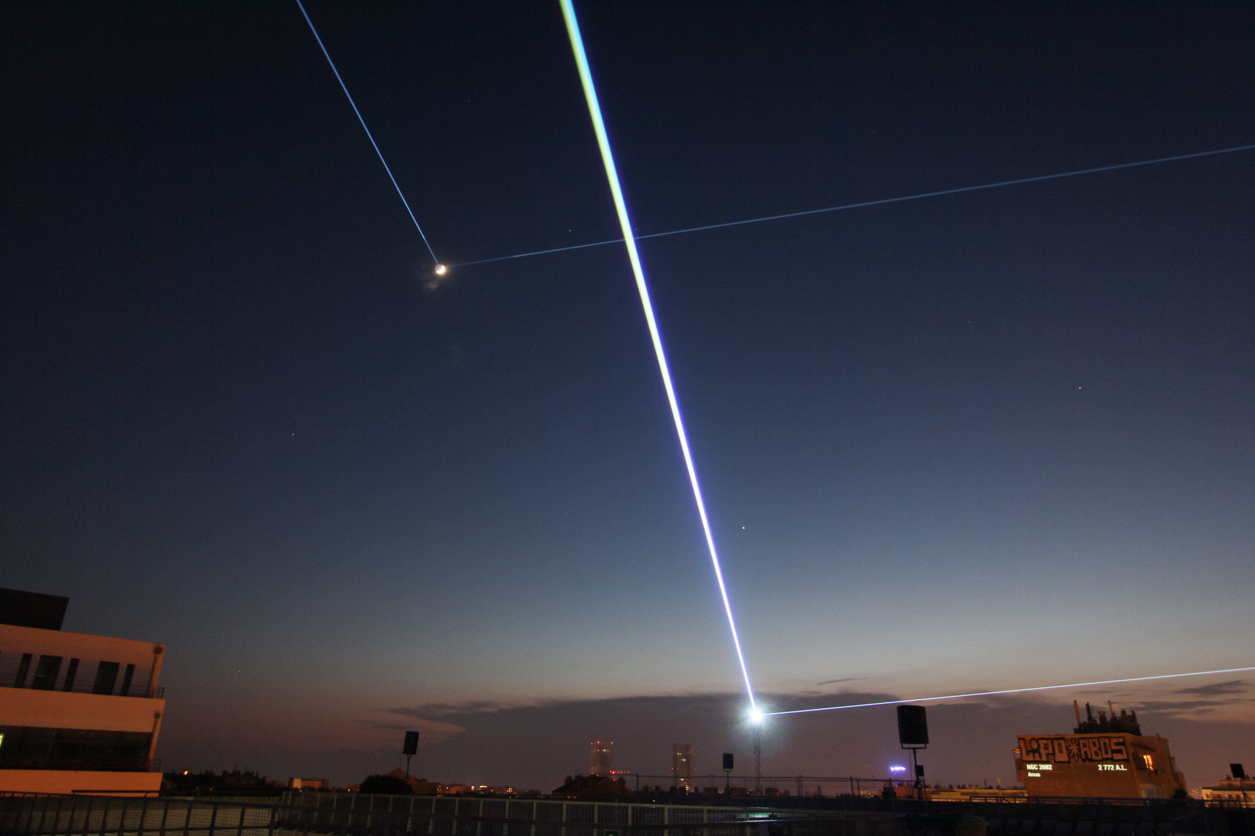 À propos de Buzzing Light • Nous contacter Buzzing Light