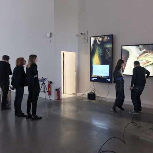 Le matériel audiovisuel est en cours d'installation ; vérification de la qualité des écrans et des prises de vues gigapixels